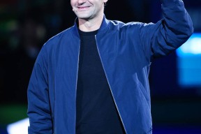 费德勒回归赛场，精彩发挥首场状态亮眼，篮网观众沸腾！的简单介绍